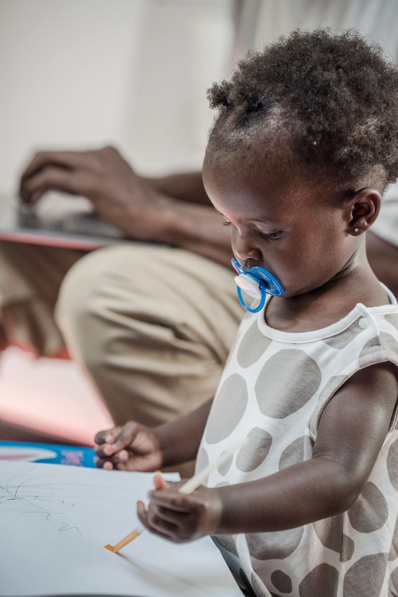 Tout-petit à la crèche pendant qu'un parent travaille