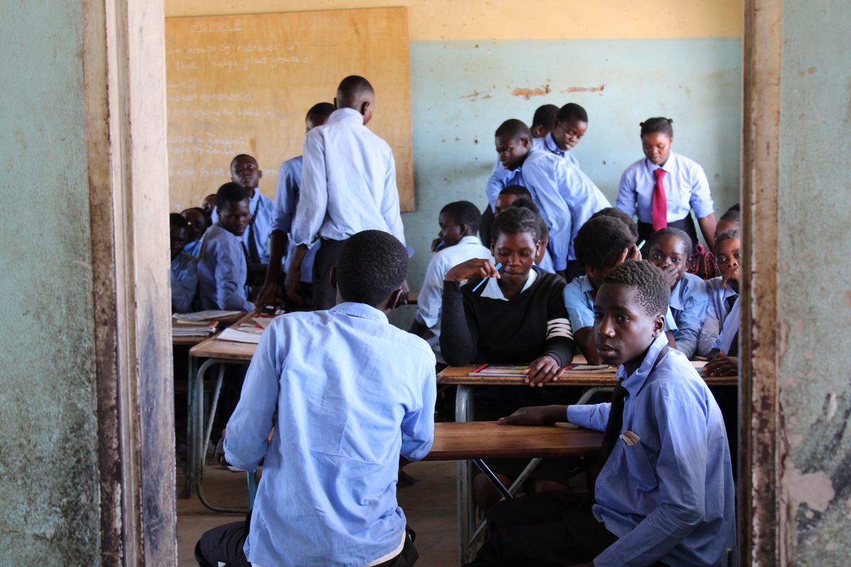 Lycéens dans une salle de classe animée
