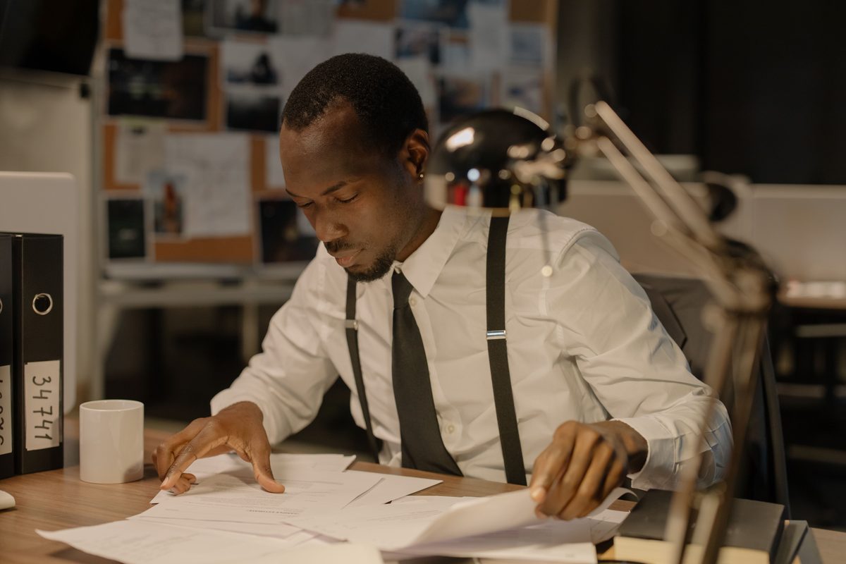 Agent administratif examinant des dossiers