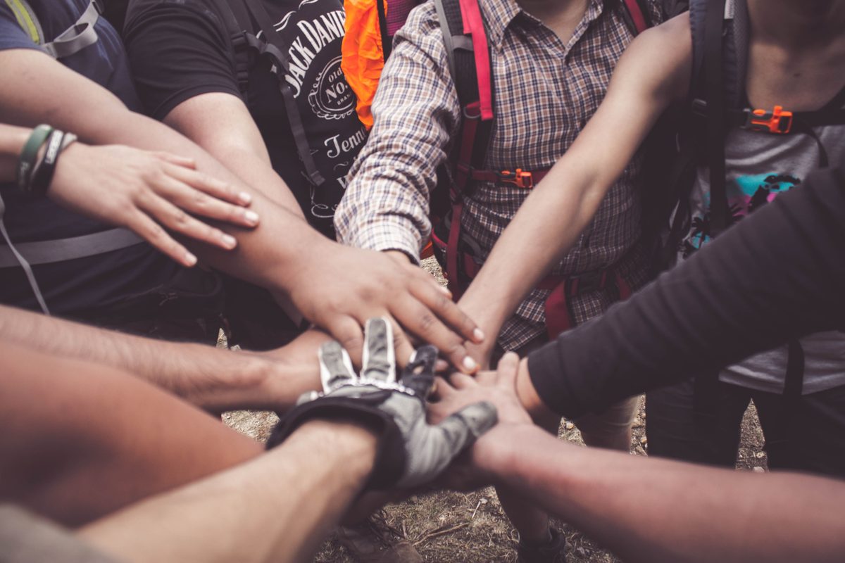 Mains jointes en cercle — toute la communauté éducative